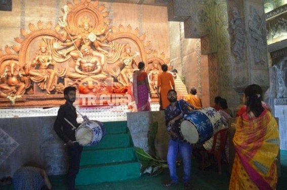 Dhaak, Shiuli, Adda : Durga puja festival celebration begins on Maha Saptami